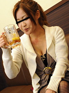 桐島れい(青島仁美/ガチん娘みなこ) 20歳 泥酔娘のパイパンワレメ酒に乾杯!